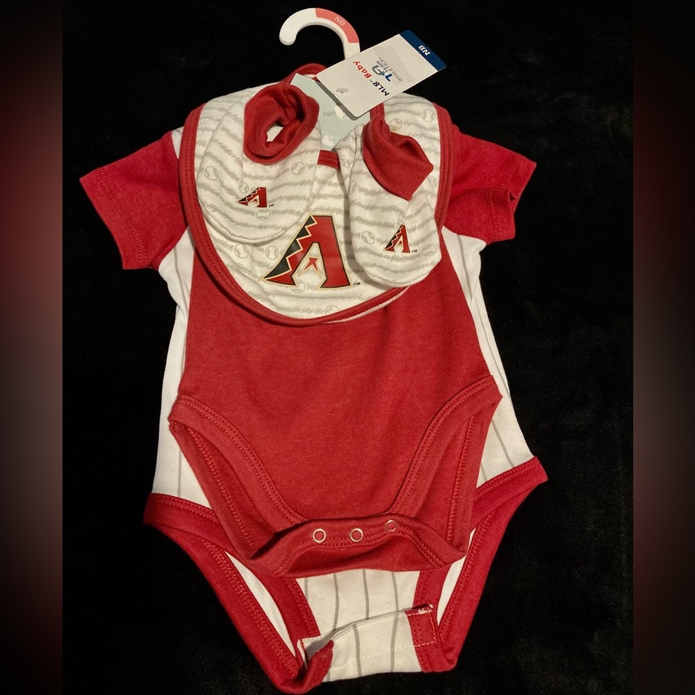 MLB Baby Boys Arizona Diamondbacks (4 piece) 
Size: 0-3 months Brand New
